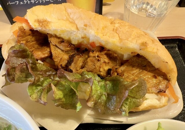 분량도 충분하고 맛도 훌륭한 베트남 런치입니다.