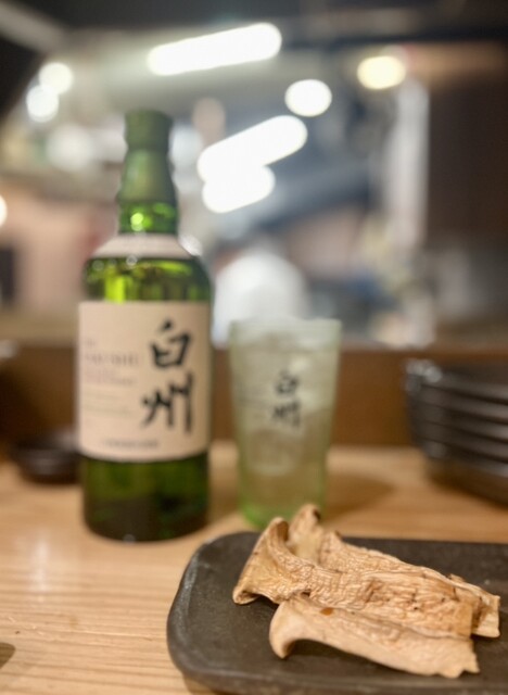 보장된 숯으로 구운 음식과 전국에서 엄선한 술을 즐기세요.
