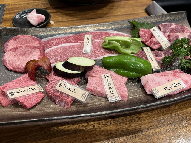 명물인 “일우니치토모세이”는 일우니의 다양한 부위를 즐길 수 있는 메뉴입니다. 맛있고 즐거운 세트로, 여러 부위를 비교해 먹을 수 있습니다!