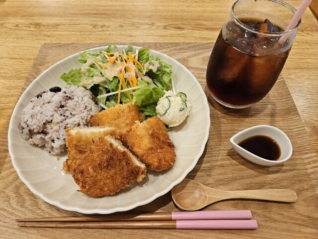 【千駄木】어른도 아이도 함께 즐길 수 있는 치유의 카페