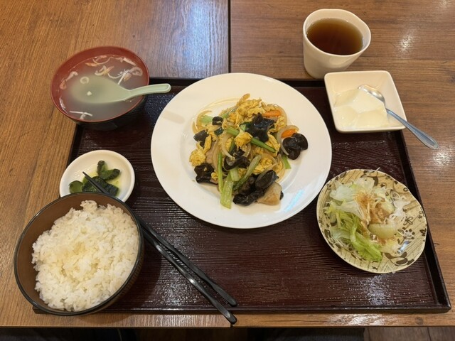 【돼지고기와 큐어젯의 계란 볶음 정식】 접객 서비스가 매우 좋고, 가성비가 좋은 점심 메뉴입니다.