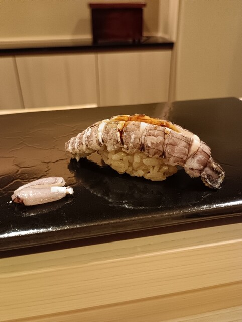 非常におすすめの料理コースで、シェフが故郷である北海道への愛情を存分に表現しています！