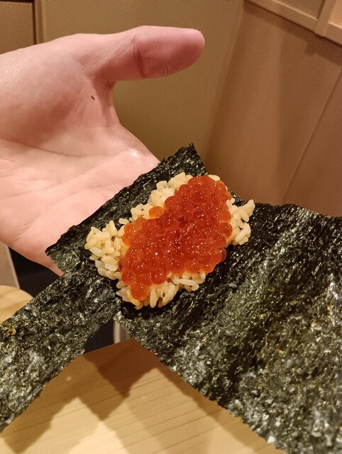 非常におすすめの料理コースで、シェフが故郷である北海道への愛情を存分に表現しています！
