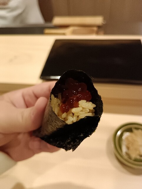 非常におすすめの料理コースで、シェフが故郷である北海道への愛情を存分に表現しています！