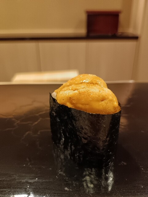 非常におすすめの料理コースで、シェフが故郷である北海道への愛情を存分に表現しています！