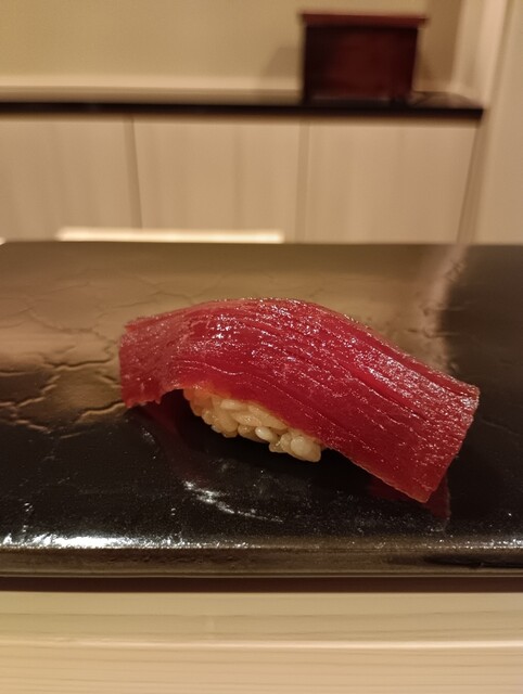 非常におすすめの料理コースで、シェフが故郷である北海道への愛情を存分に表現しています！