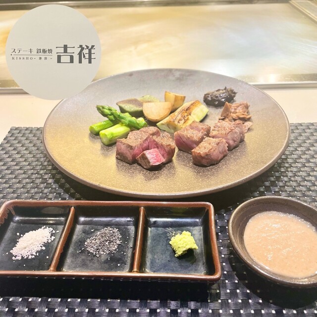 카운터에서 셰프의 실력을 지켜보며 최고급의 고기를 즐기다