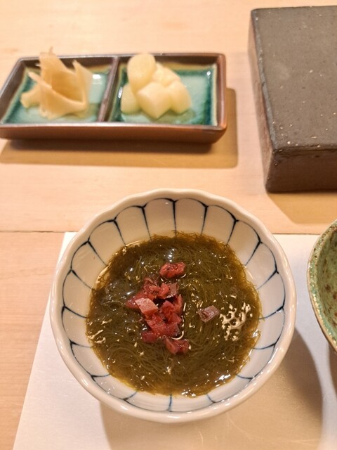 두 가지 재료가 어우러진 일품. 롯마스러운 분위기도 느낄 수 있는 "鮓 龍馬"