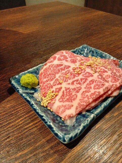私のおすすめは以下です:①スライスされた大理石模様の和牛肉、②3つの名物料理、③塩漬けの山脈チーズ、④1500円で飲み放題のプラン。