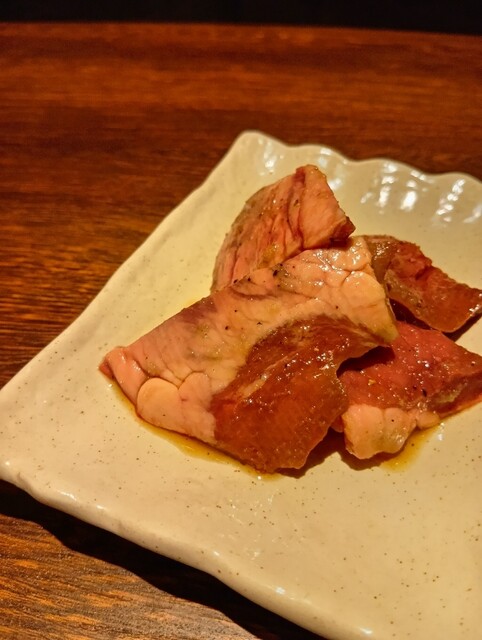 私のおすすめは以下です:①スライスされた大理石模様の和牛肉、②3つの名物料理、③塩漬けの山脈チーズ、④1500円で飲み放題のプラン。
