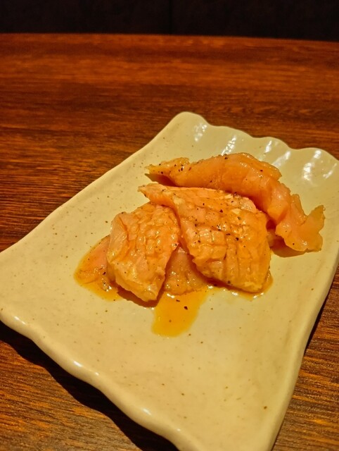 私のおすすめは以下です:①スライスされた大理石模様の和牛肉、②3つの名物料理、③塩漬けの山脈チーズ、④1500円で飲み放題のプラン。