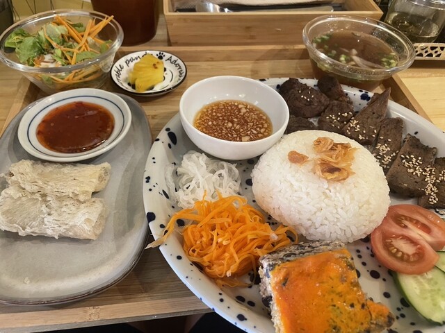 이 지역에서 진짜 베트남 요리를 맛볐어요. 밥 요리도 추천합니다.