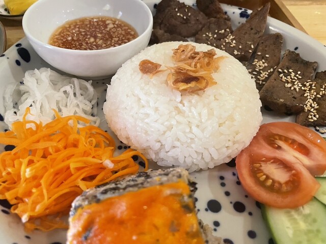 이 지역에서 진짜 베트남 요리를 맛볐어요. 밥 요리도 추천합니다.