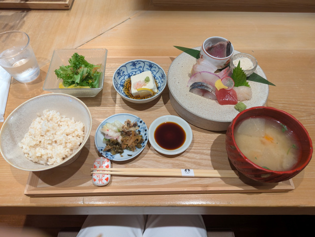 맛있는 오조리, 정성스러운 작은 접시, 절임물고 단조, 다양한 재료가 들어간 된장국이 제공됩니다. 신선하고 다채로운 맛을 느낄 수 있습니다. 오조리에서의 식사입니다.