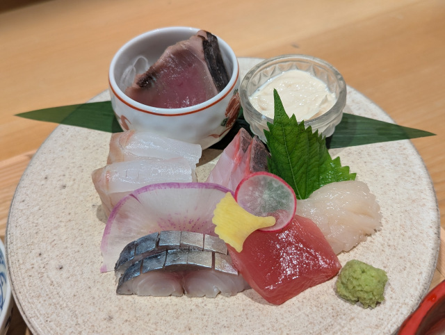 맛있는 오조리, 정성스러운 작은 접시, 절임물고 단조, 다양한 재료가 들어간 된장국이 제공됩니다. 신선하고 다채로운 맛을 느낄 수 있습니다. 오조리에서의 식사입니다.
