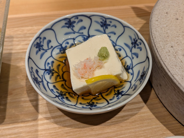 맛있는 오조리, 정성스러운 작은 접시, 절임물고 단조, 다양한 재료가 들어간 된장국이 제공됩니다. 신선하고 다채로운 맛을 느낄 수 있습니다. 오조리에서의 식사입니다.