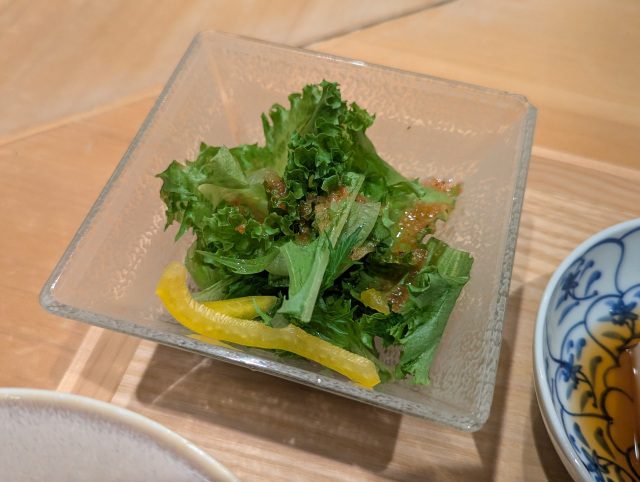 맛있는 오조리, 정성스러운 작은 접시, 절임물고 단조, 다양한 재료가 들어간 된장국이 제공됩니다. 신선하고 다채로운 맛을 느낄 수 있습니다. 오조리에서의 식사입니다.