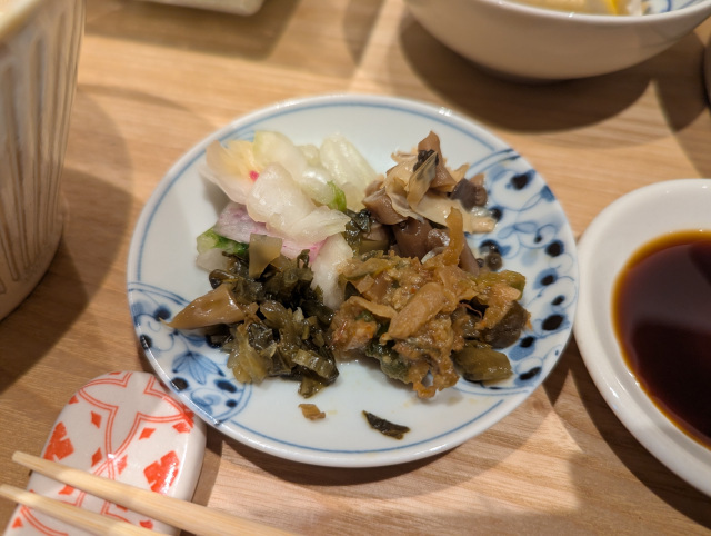 맛있는 오조리, 정성스러운 작은 접시, 절임물고 단조, 다양한 재료가 들어간 된장국이 제공됩니다. 신선하고 다채로운 맛을 느낄 수 있습니다. 오조리에서의 식사입니다.