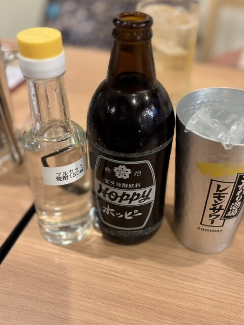 앉아서 마실 수 있는, 저렴하고 즐거운 테이블 없는 술집