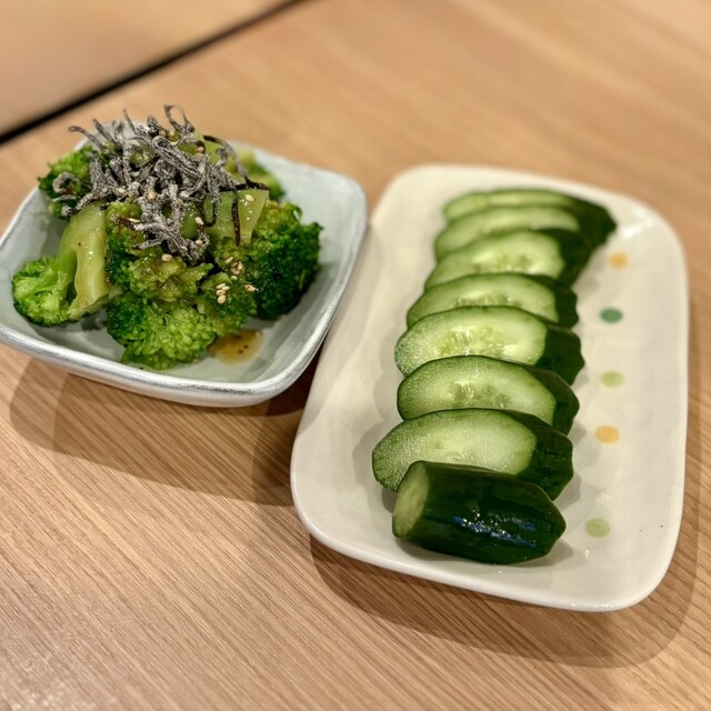 앉아서 마실 수 있는, 저렴하고 즐거운 테이블 없는 술집