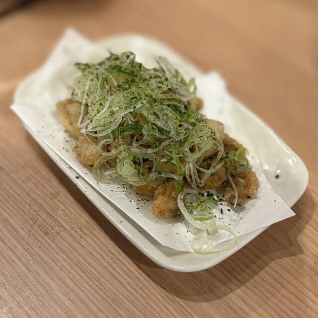 앉아서 마실 수 있는, 저렴하고 즐거운 테이블 없는 술집