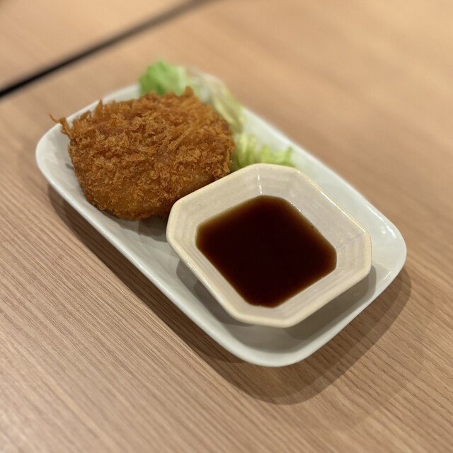앉아서 마실 수 있는, 저렴하고 즐거운 테이블 없는 술집