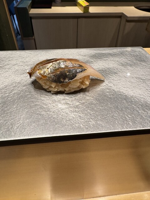 【마치구・하마쓰마치】식블로그에서 높은 평가를 받은 곳. 지바다이몬 근처의 테이블에서 먹는 사케요리점으로, "곧바로 집어서 가는" 식사 체제를 제공합니다.