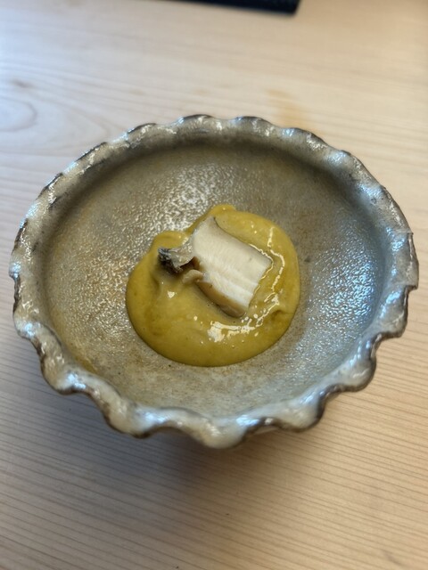 조용하고 평화로운 낮 시간에, 맛있는 술과 제철 음식을 즐기는 스시입니다.