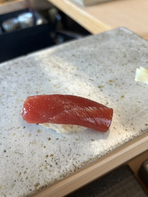 조용하고 평화로운 낮 시간에, 맛있는 술과 제철 음식을 즐기는 스시입니다.