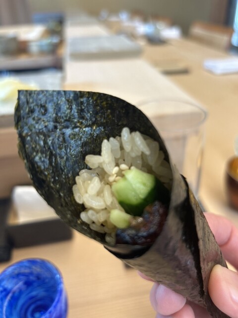 조용하고 평화로운 낮 시간에, 맛있는 술과 제철 음식을 즐기는 스시입니다.