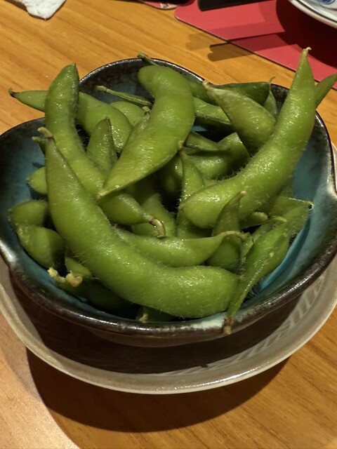 정말 웃음이 나는 놀라운 가게야! 너무 시끄러워서, 생맥주도 묽고, 음식도 형편없지만 가격은 저렴하다고!!