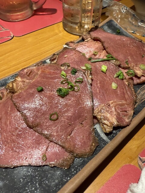 정말 웃음이 나는 놀라운 가게야! 너무 시끄러워서, 생맥주도 묽고, 음식도 형편없지만 가격은 저렴하다고!!