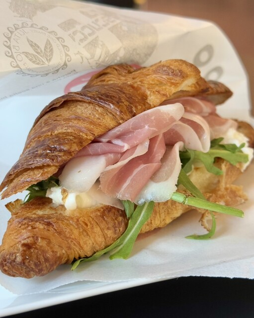 六本木一丁目に新しくオープンした、非常に便利なイタリア料理のカフェです!