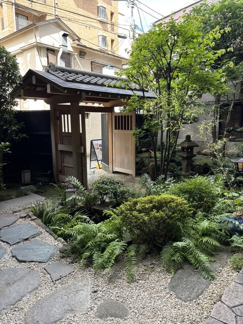 규락사의 숨겨진 골목길의 검은 담장 문을 들어서면 정원이 매우 아름다운 식당 건물 3층에 위치한 바베큐집입니다.