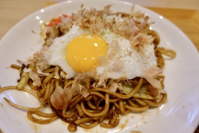 분위기가 좋은 내부에서 맛있는 런치와 맥주를 즐길 수 있어서, 자리가 비어 있어서 좋았어요!