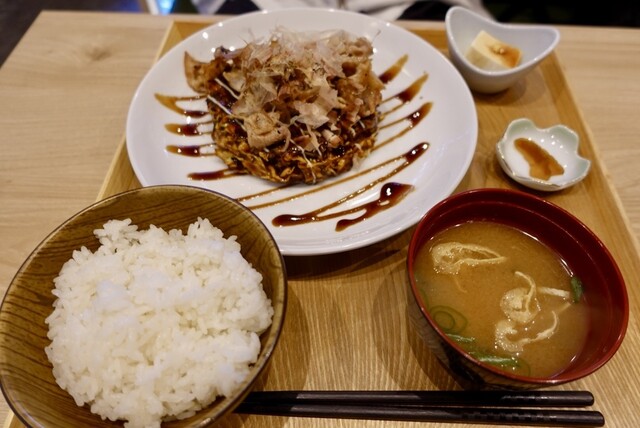 분위기가 좋은 내부에서 맛있는 런치와 맥주를 즐길 수 있어서, 자리가 비어 있어서 좋았어요!