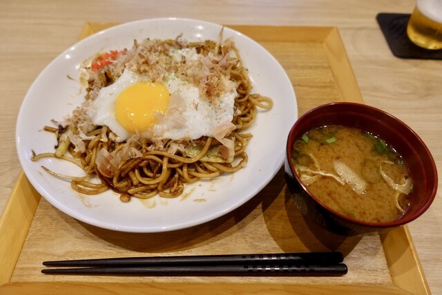 분위기가 좋은 내부에서 맛있는 런치와 맥주를 즐길 수 있어서, 자리가 비어 있어서 좋았어요!
