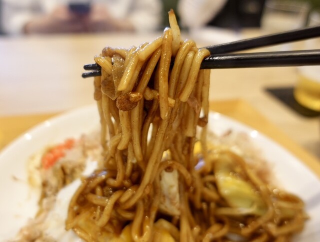 분위기가 좋은 내부에서 맛있는 런치와 맥주를 즐길 수 있어서, 자리가 비어 있어서 좋았어요!