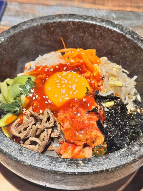 레트로하고 귀여운 공간에서 배부르게 한국 음식을 즐기세요! 고기 두꺼운 삼광포살 등을 충분히 맛보세요! K-POP이 불러일으키는 이국적인 분위기의 공간! 최고의 가성비를 자랑하는 먹방 서비스! 음료도 무제한!
