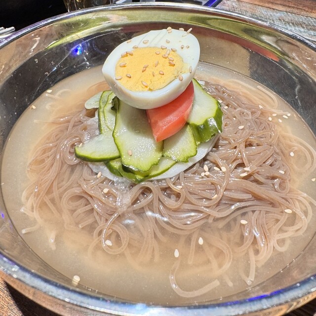 레트로하고 귀여운 공간에서 배부르게 한국 음식을 즐기세요! 고기 두꺼운 삼광포살 등을 충분히 맛보세요! K-POP이 불러일으키는 이국적인 분위기의 공간! 최고의 가성비를 자랑하는 먹방 서비스! 음료도 무제한!