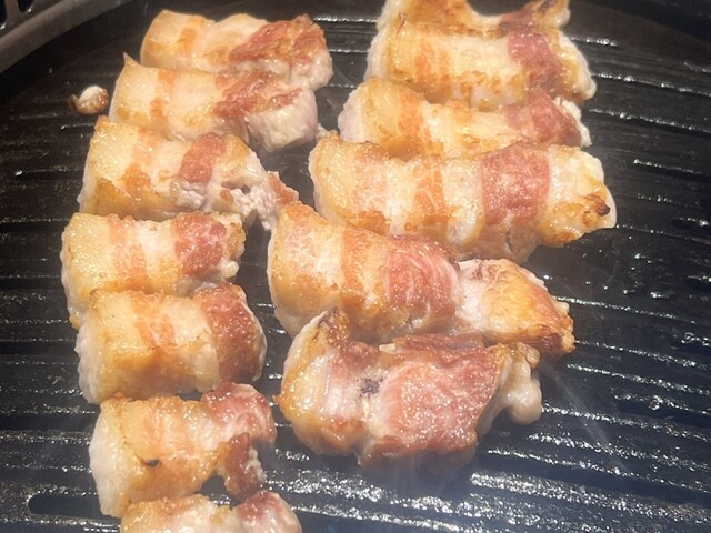 スタイリッシュ!焼き上げられた厚切りサムギョプサルは素晴らしく、付け合わせも美味しいです。