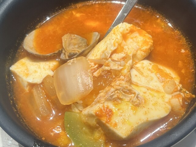 スタイリッシュ!焼き上げられた厚切りサムギョプサルは素晴らしく、付け合わせも美味しいです。