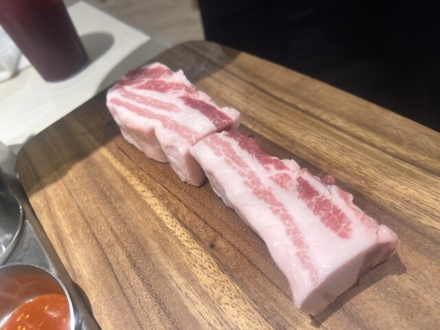 スタイリッシュ!焼き上げられた厚切りサムギョプサルは素晴らしく、付け合わせも美味しいです。