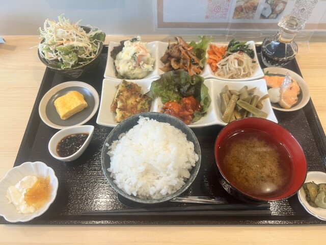 매일 가도 괜찮은 맛있는 식당입니다. 분위기와 서비스가 최고예요.