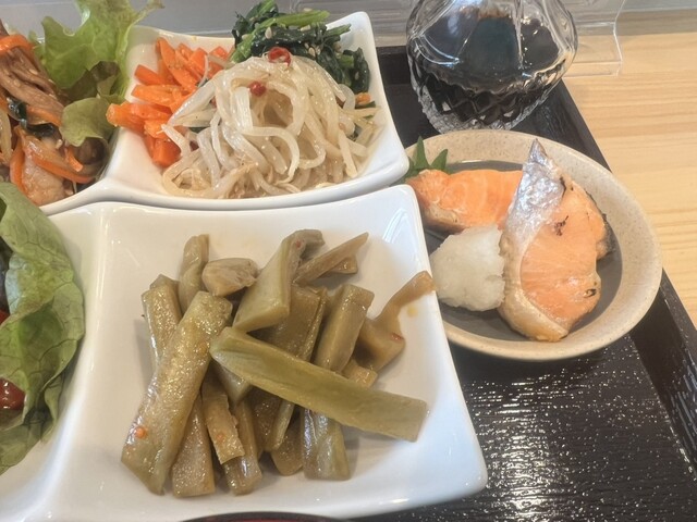 매일 가도 괜찮은 맛있는 식당입니다. 분위기와 서비스가 최고예요.