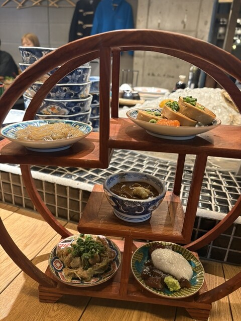 人気の海鮮居酒屋で、常に混雑しています!