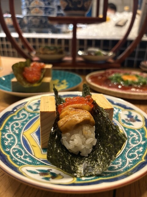 人気の海鮮居酒屋で、常に混雑しています!