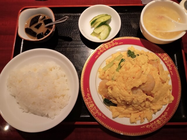 素晴らしいエビとふわふわのスクランブルエッグが楽しめるセットメニュー。この中国料理店は、完璧に調理されたご飯や個性的な漬け物のおかげで、横浜駅周辺でトップクラスのレストランとして評価されています。