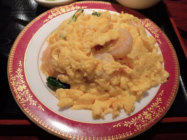 素晴らしいエビとふわふわのスクランブルエッグが楽しめるセットメニュー。この中国料理店は、完璧に調理されたご飯や個性的な漬け物のおかげで、横浜駅周辺でトップクラスのレストランとして評価されています。