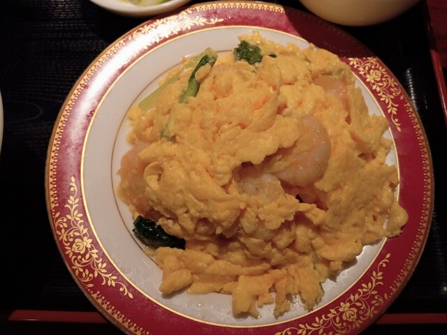 素晴らしいエビとふわふわのスクランブルエッグが楽しめるセットメニュー。この中国料理店は、完璧に調理されたご飯や個性的な漬け物のおかげで、横浜駅周辺でトップクラスのレストランとして評価されています。